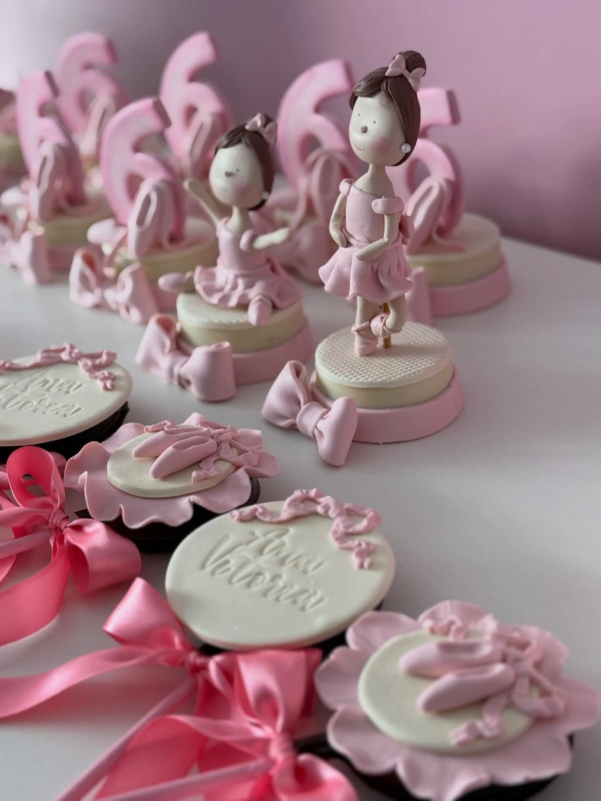Doces personalizados com bailarinas, sapatilhas e laços modelados em rosa